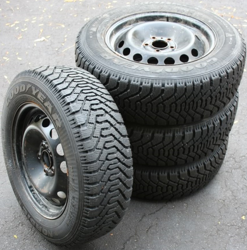 Зимова шина Goodyear Nordic 215/65 R16 98S