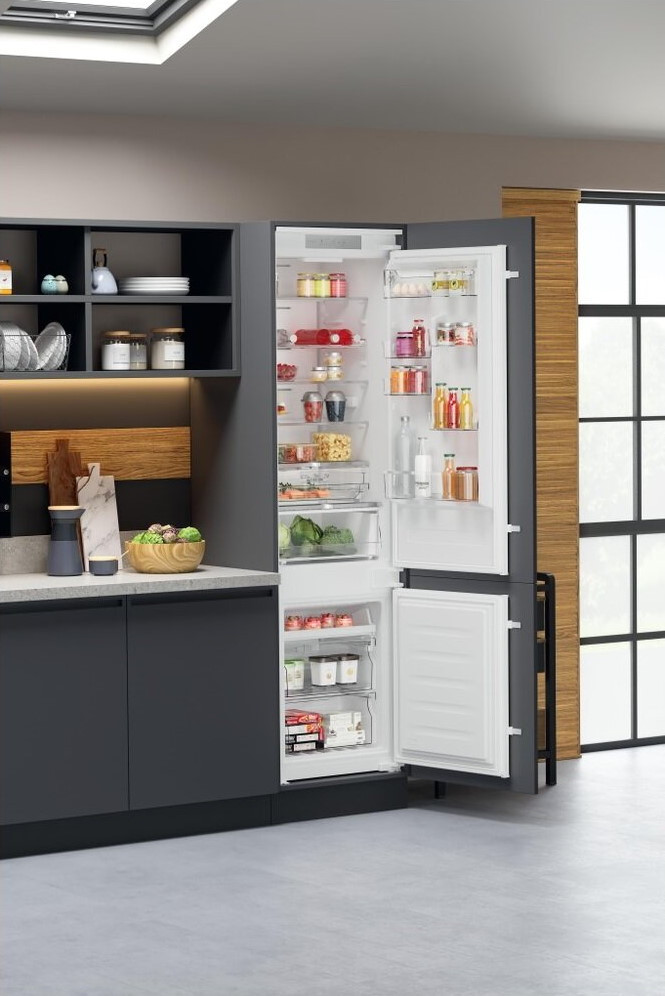 Вбудований холодильник Hotpoint-Ariston HAC 20T 323