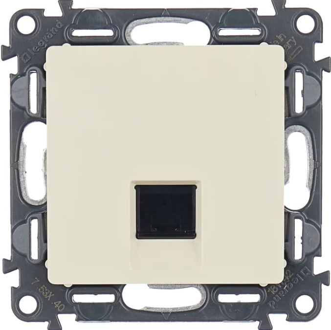 Розетка Legrand Valena Life 753540